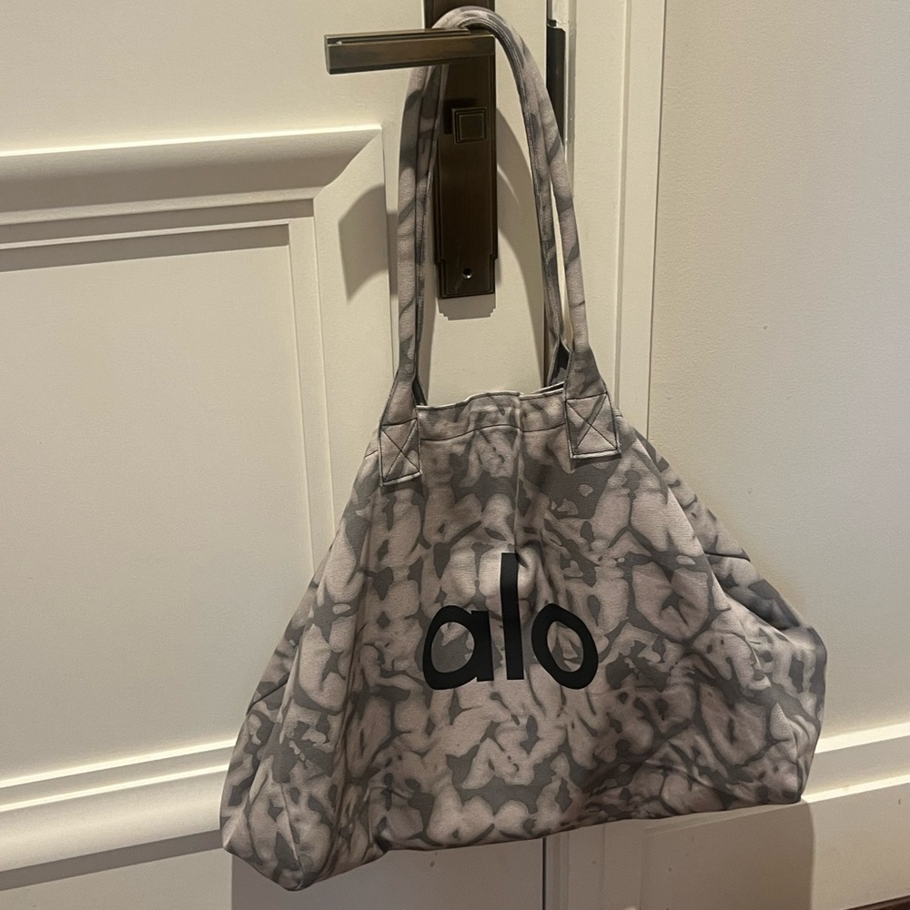 Alo Yoga ICONIC SHOPPER TOTE bag Brand New w tags! carry all purse sealed NEW - Picture 8 of 8